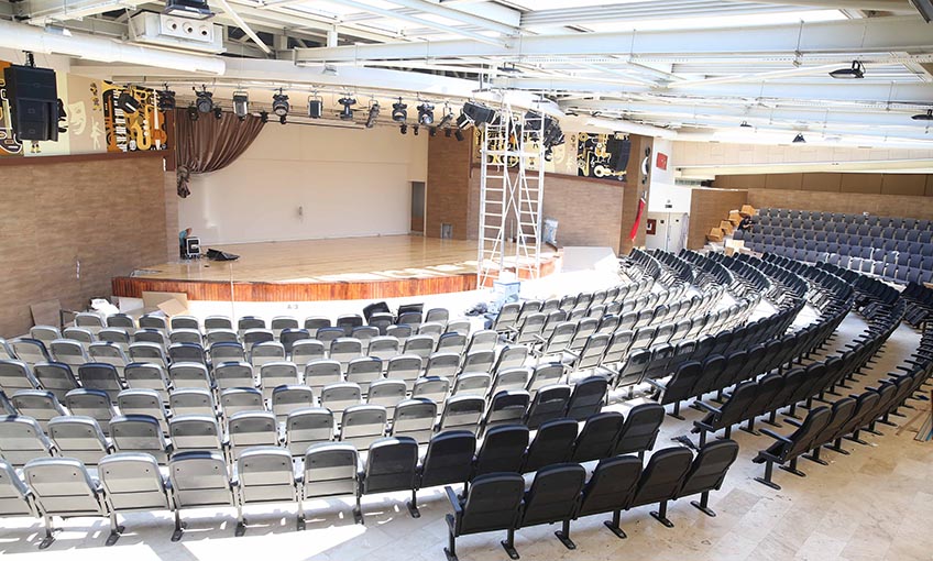 Bostanlı Suat Taşer Tiyatrosu yenilendi