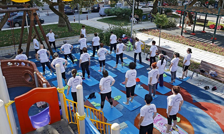 Güne parkta sporla başlıyorlar