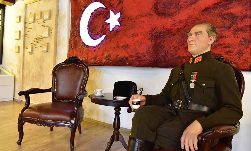 Ata Anı Evi’ne gerçek gibi Atatürk heykeli