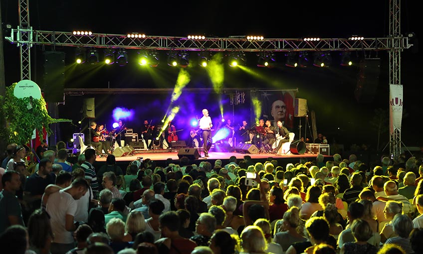 Çeşmealtı Gece Pazarı’nda coşkulu konser