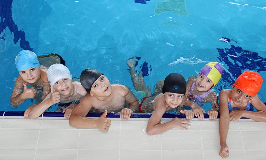 Bucalı öğrenciler havuzlara akın etti