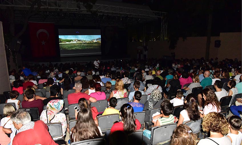 Bornova’da açıkhavada sinema keyfi