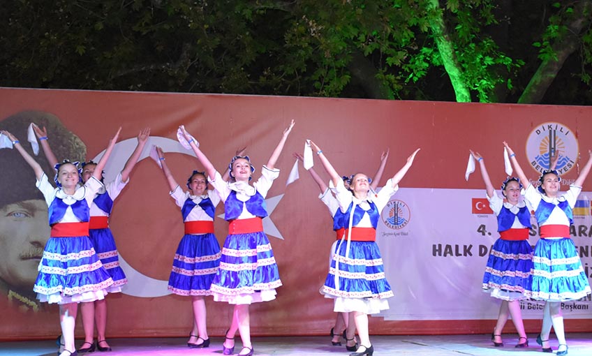 Dikili ilçesi halk oyunları şenliğiyle coştu