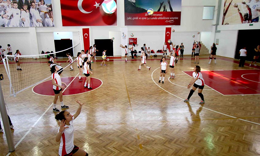 Bayraklı'da yaz spor okullarına büyük ilgi