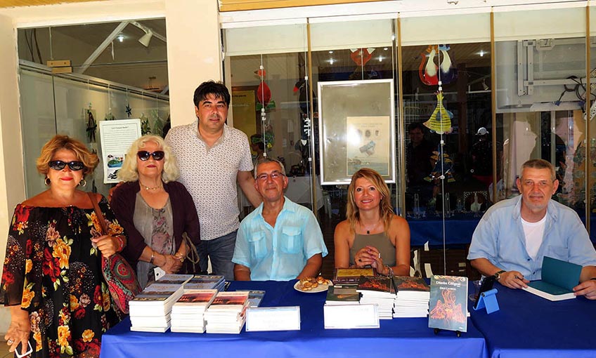 Deniz liseli yazarlar, Foça’da kitaplarını imzaladı