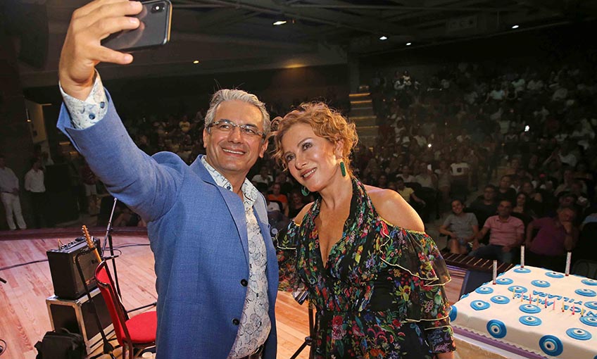 Zuhal Olcay’a sahnede doğum günü sürprizi!