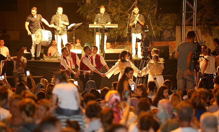 Karşıyaka Balkan ezgileriyle şenlendi