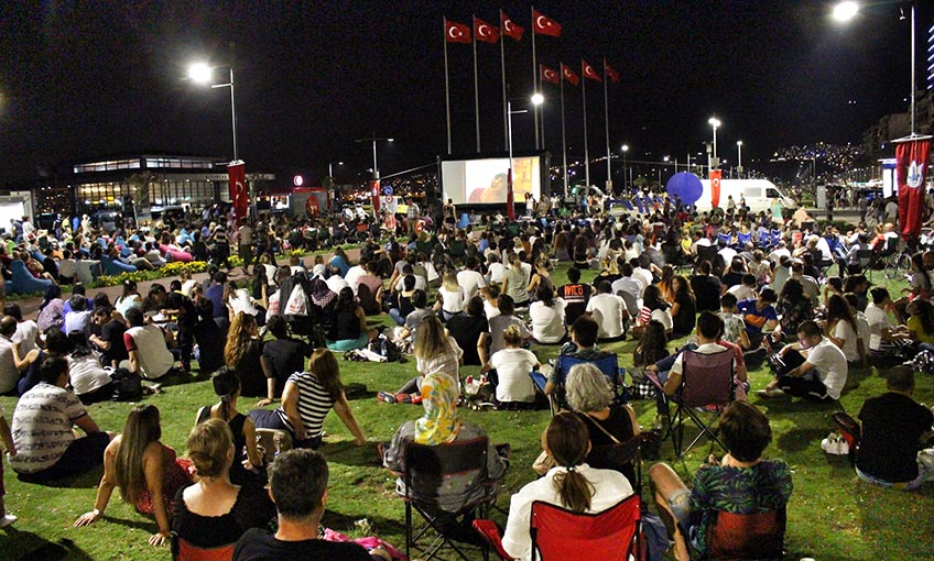 Kordon’da çimde sinema keyfi