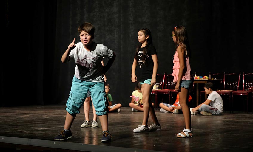 Tiyatro kursiyerleri seyirciyle buluştu