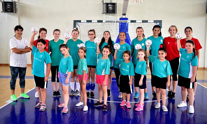 Geleceğin hentbolcuları Bornova’da yetişiyor