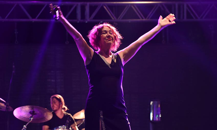 Açılış konseri Nazan Öncel'den