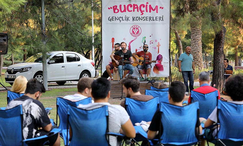 Çimlerde konser keyfi