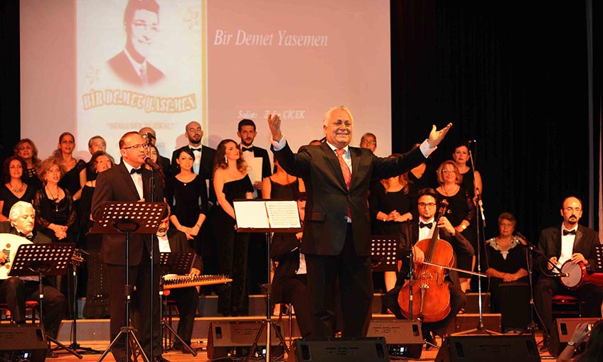 Zeki Müren şarkılarıyla anıldı