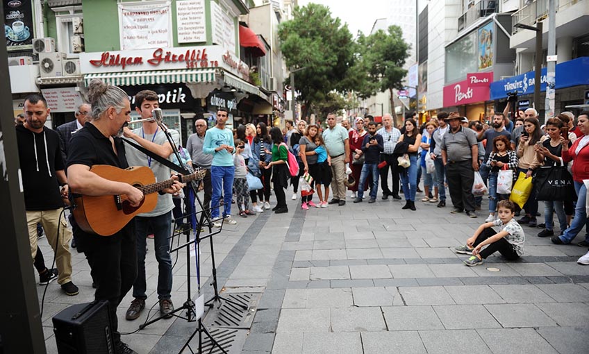 Karşıyaka Çarşısı sanatla renklendi
