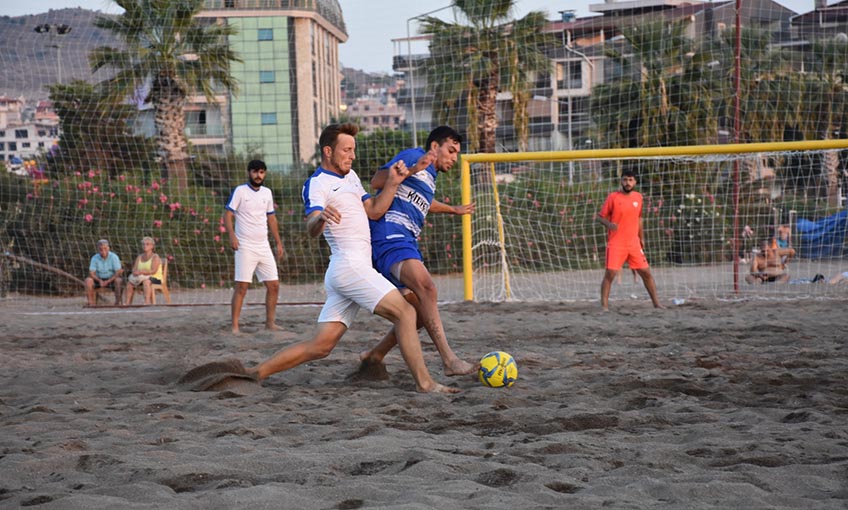 Dikili plajları futbolla şenlendi