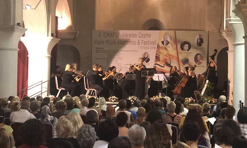 Çeşme'de, tarihi kilisede, klasik müzik keyfi