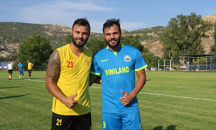 İkiz golcüler dostluk maçında rakip oldu