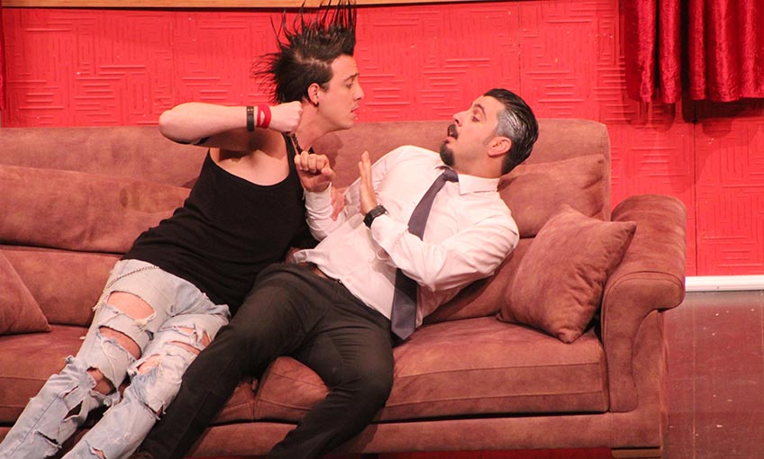 Önce kapıları ardından koltukları kırdılar