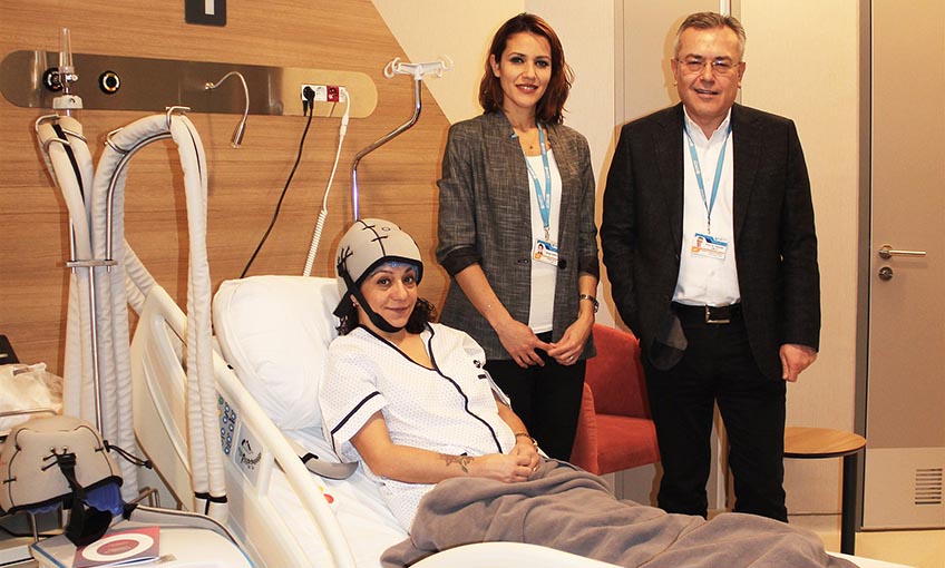 Buz kaskı saçı koruyor, moral veriyor