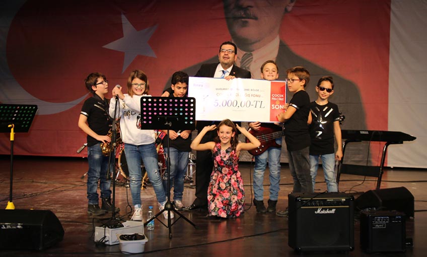 Minik müzisyenler çocuk felci için sahne aldı