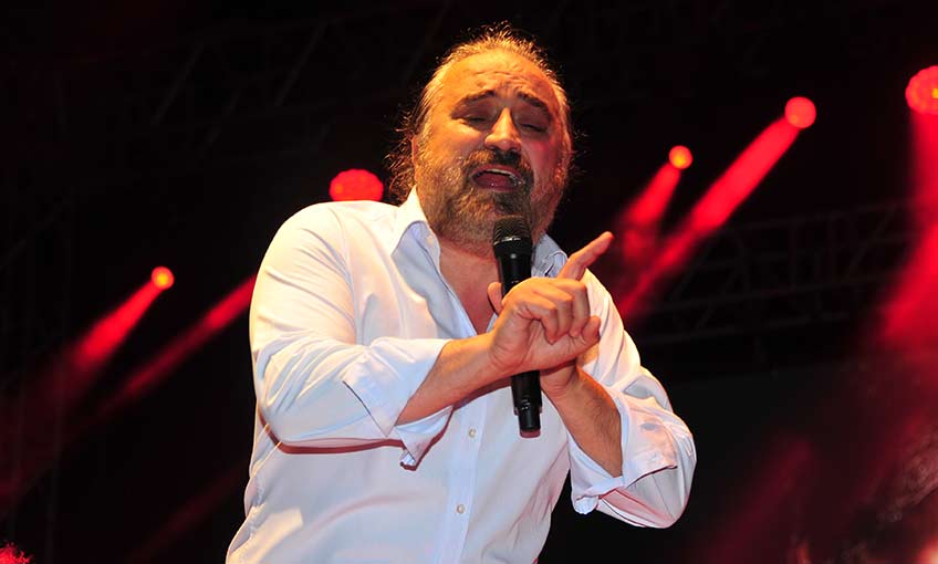 Şarkı söyledi, şiir okudu, zeybek oynadı