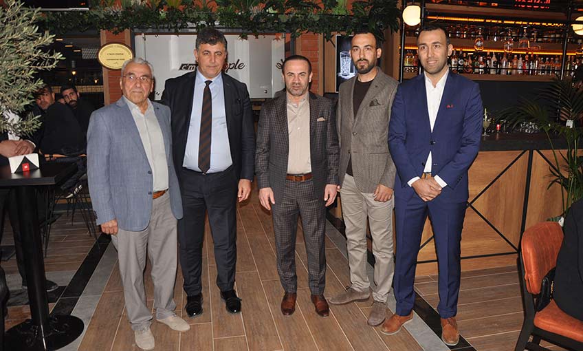 C’mon People 1 yaşında