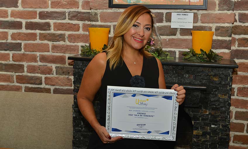 “Tenerife'nin Sesi” ödülünü alarak döndü