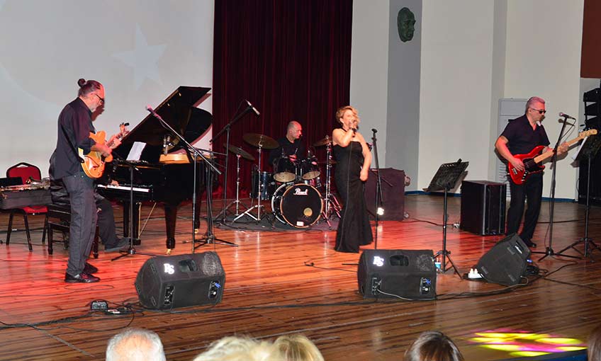 Şarkılar akülü sandalye için