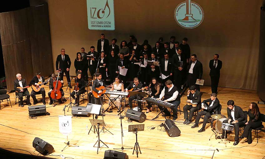 40 kişilik otizm korosu anneler için söyledi