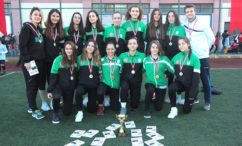 Alkışlar Bornova’nın kızlarına