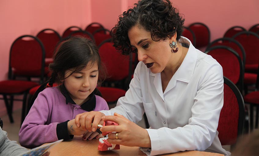Miniklere diş sağlığı eğitimi devam ediyor