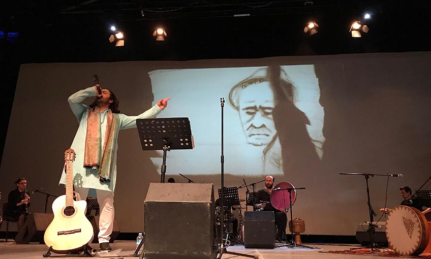 İranlı Şarkıcı Nooran, İzmirlileri müziğiyle büyüledi