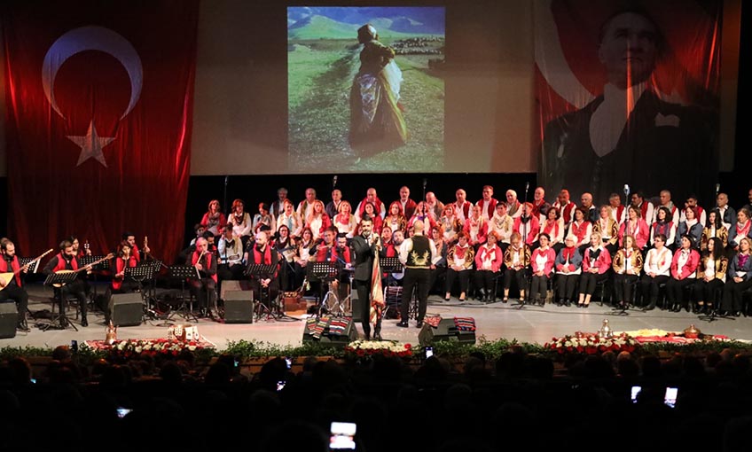 Bayraklı’da halk müziği konseri