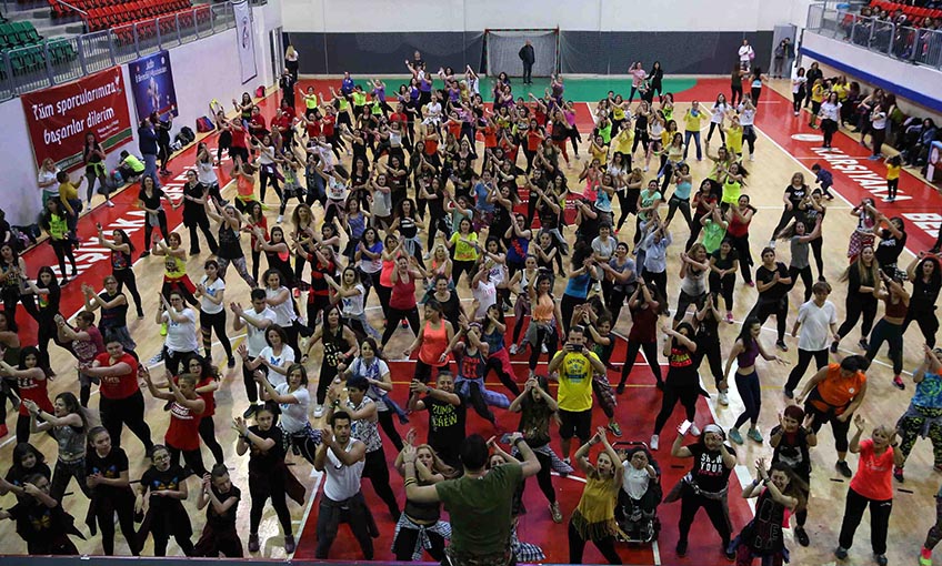 Kelebek çocuklar için zumba yaptılar