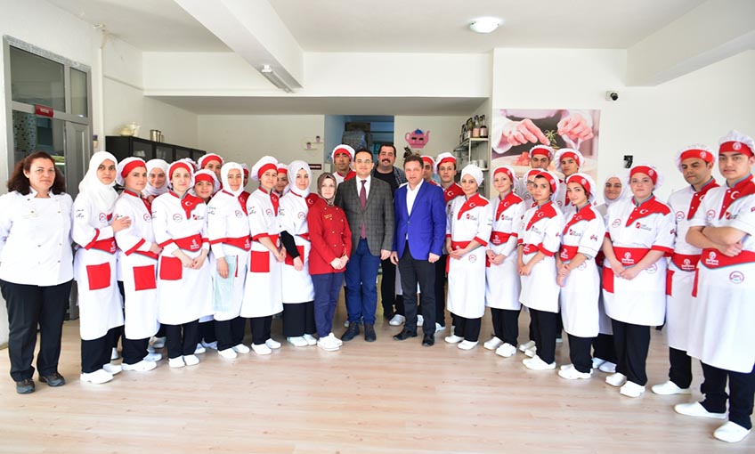 Başkan Olgun Atila’dan pastacılık eğitimi alan kursiyerlere ziyaret