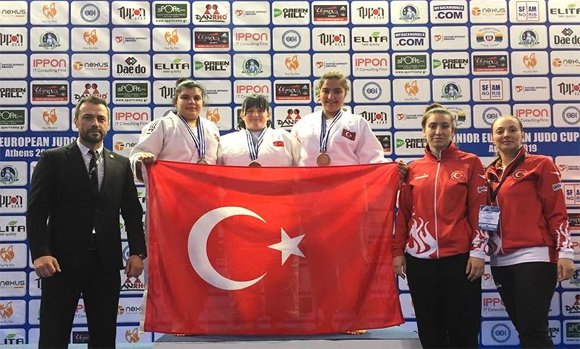 İlk turnuvada kürsüye çıktı