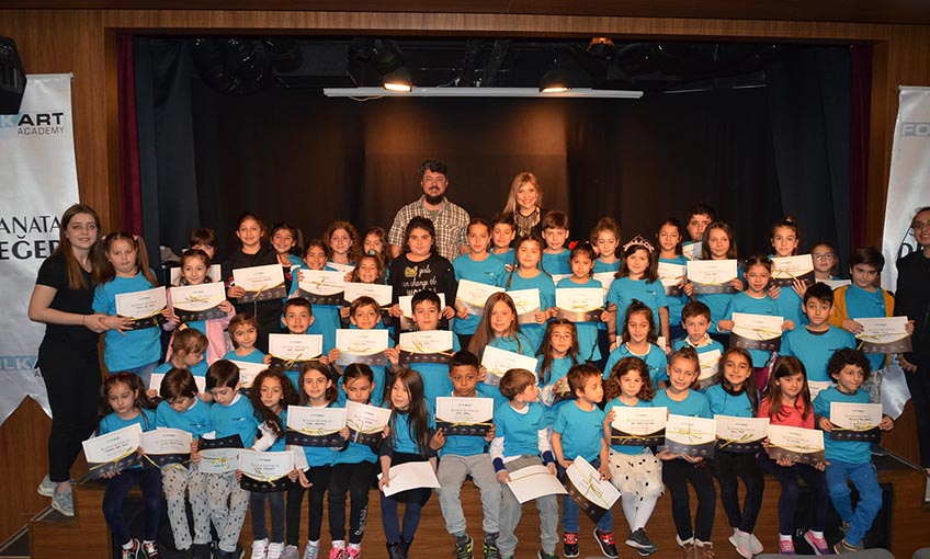 Mezun oldular, sertifikalarını aldılar