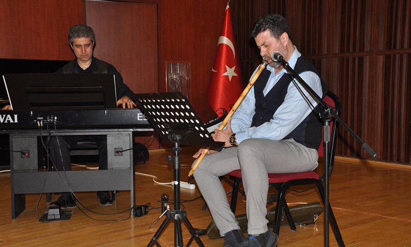 Ege’de “Siyah Beyaz Tuşlarda Refik Fersan Besteleri” seslendirildi