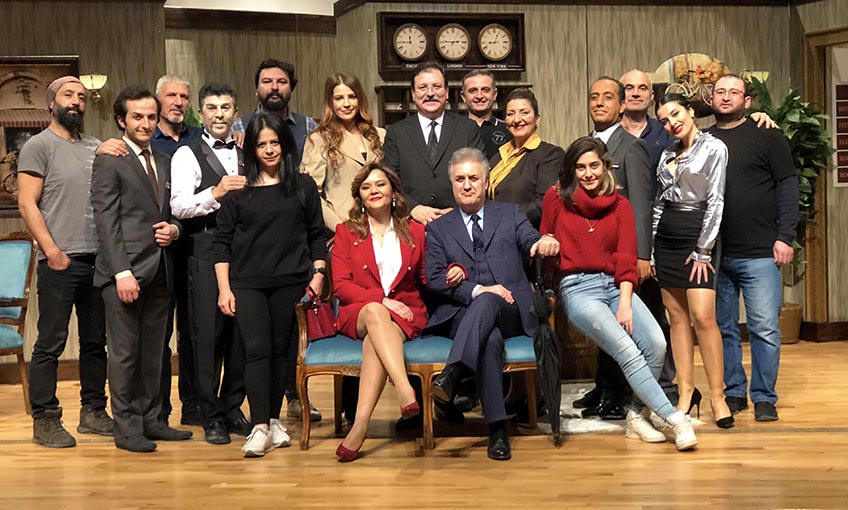 “İkinin biri” perdelerini İzmir’de açtı