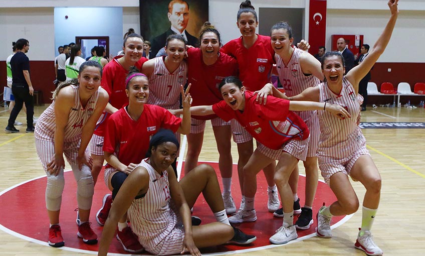 “Bayraklı’nın perileri” play-off’ta