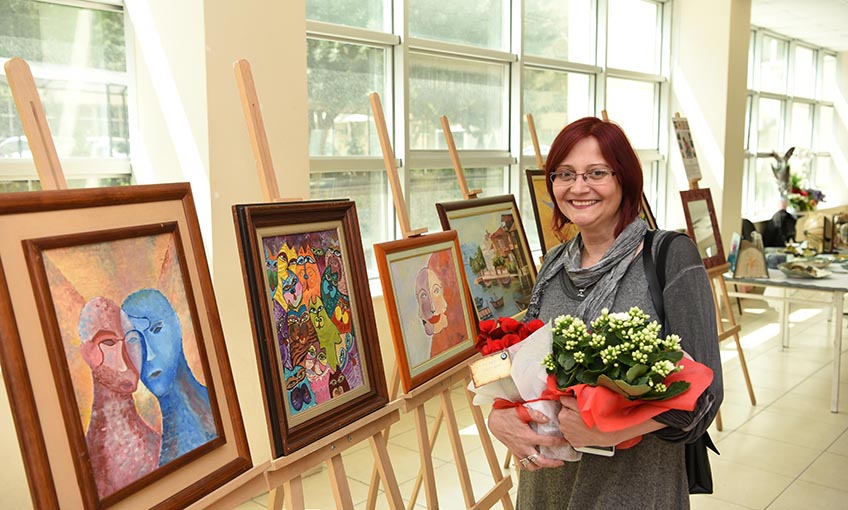 Hastane koridorlarında seramik ve resim sergisi