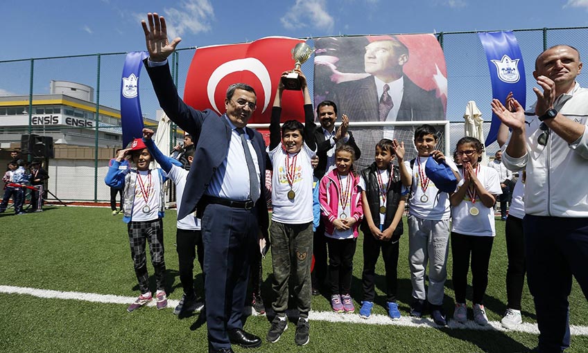 23 Nisan Madalyaları Batur’dan