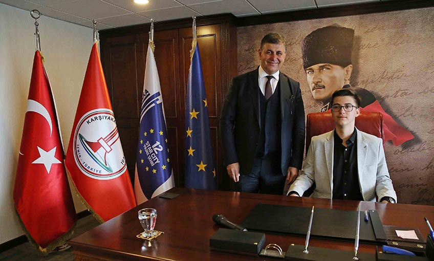 Başkan Tugay makamını çocuklarla paylaştı