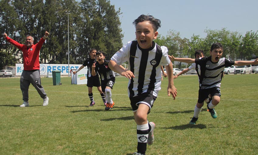 Altay'da siyah-beyaz 23 nisan coşkusu