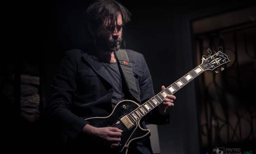 Kumbaracıbaşı, gitarıyla söze gelecek