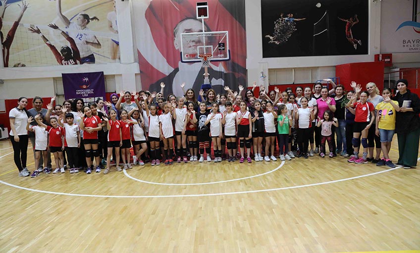 Filenin minik sultanları anneleriyle voleybol oynadı