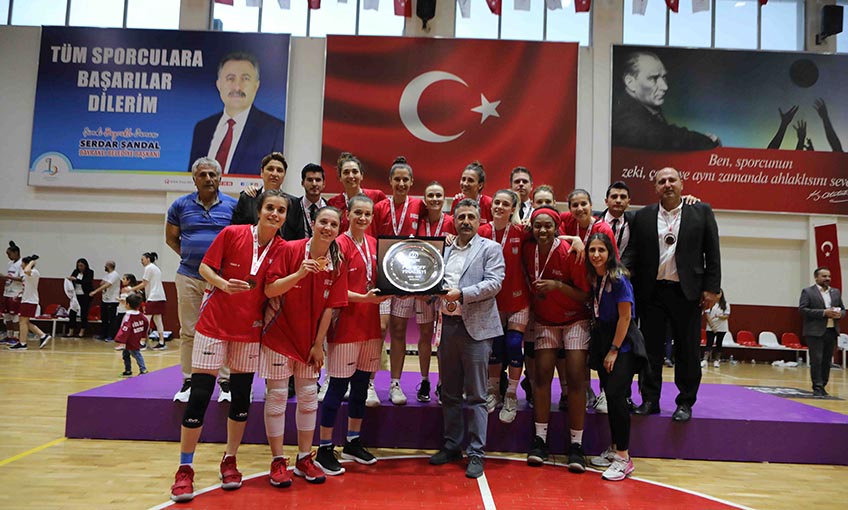 Bayraklı’nın perileri sezonu 3’üncü tamamladı