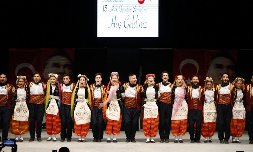 Konak’ta halk oyunları coşkusu