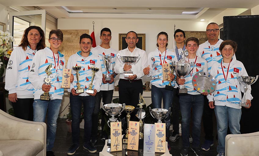 Sporcular başarılarını Başkan Oğuz ile paylaştı