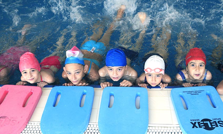 Bornova’da yaz-kış yüzme keyfi